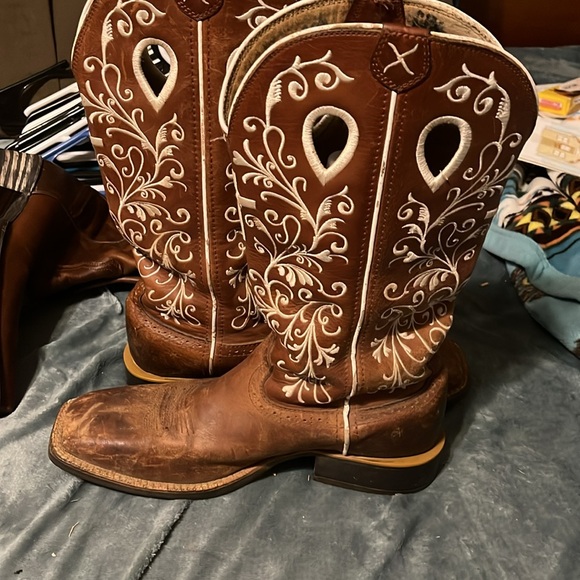 Twisted X Floral and Cross Square Toe Boots - Picture 4 of 7